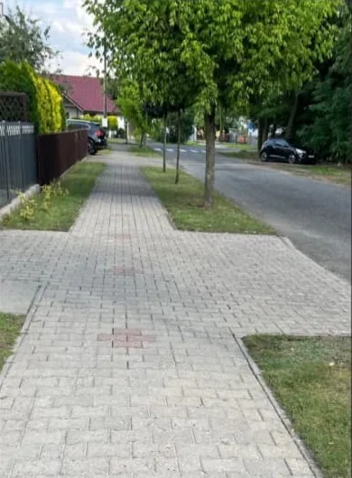 Chodnik z kostki brukowej po czyszczeniu